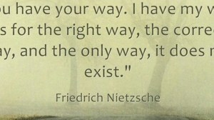 “You have your way. I have my way. As for the right way, the correct way, and the only way, it does not exist.” ― Friedrich NietzscheVom Geist der Schwere 1. Mein Mundwerk - ist des Volks: zu grob und herzlich rede ich für die Seidenhasen. Und noch fremder klingt mein Wort allen Tinten-Fischen und Feder-Füchsen. Meine Hand - ist eine Narrenhand: wehe allen Tischen und Wänden, und was noch Platz hat für Narren-Zierath, Narren-Schmierath! Mein Fuss - ist ein Pferdefuss; damit trapple und trabe ich über Stock und Stein, kreuz- und querfeld-ein und bin des Teufels vor Lust bei allem schnellen Laufen. Mein Magen - ist wohl eines Adlers Magen? Denn er liebt am liebsten Lammfleisch. Gewisslich aber ist er eines Vogels Magen. Von unschuldigen Dingen genährt und von Wenigem, bereit und ungeduldig zu fliegen, davonzufliegen - das ist nun meine Art: wie sollte nicht Etwas daran von Vogel-Art sein! Und zumal, dass ich dem Geist der Schwere feind bin, das ist Vogel-Art: und wahrlich, todfeind, erzfeind, urfeind! Oh wohin flog und verflog sich nicht schon meine Feindschaft! Davon könnte ich schon ein Lied singen - - und _will_ es singen: ob ich gleich allein in leerem Hause bin und es meinen eignen Ohren singen muss. Andre Sänger giebt es freilich, denen macht das volle Haus erst ihre Kehle weide, ihre Hand gesprächig, ihr Auge ausdrücklich, ihr Herz wach: - Denen gleiche ich nicht. -
