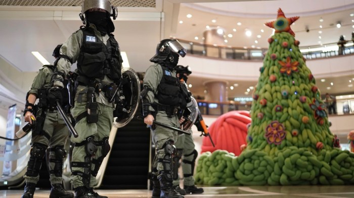  Not a Silent Night: Hong Kong Protesters Clash With Riot Police in Crowded Shopping Malls